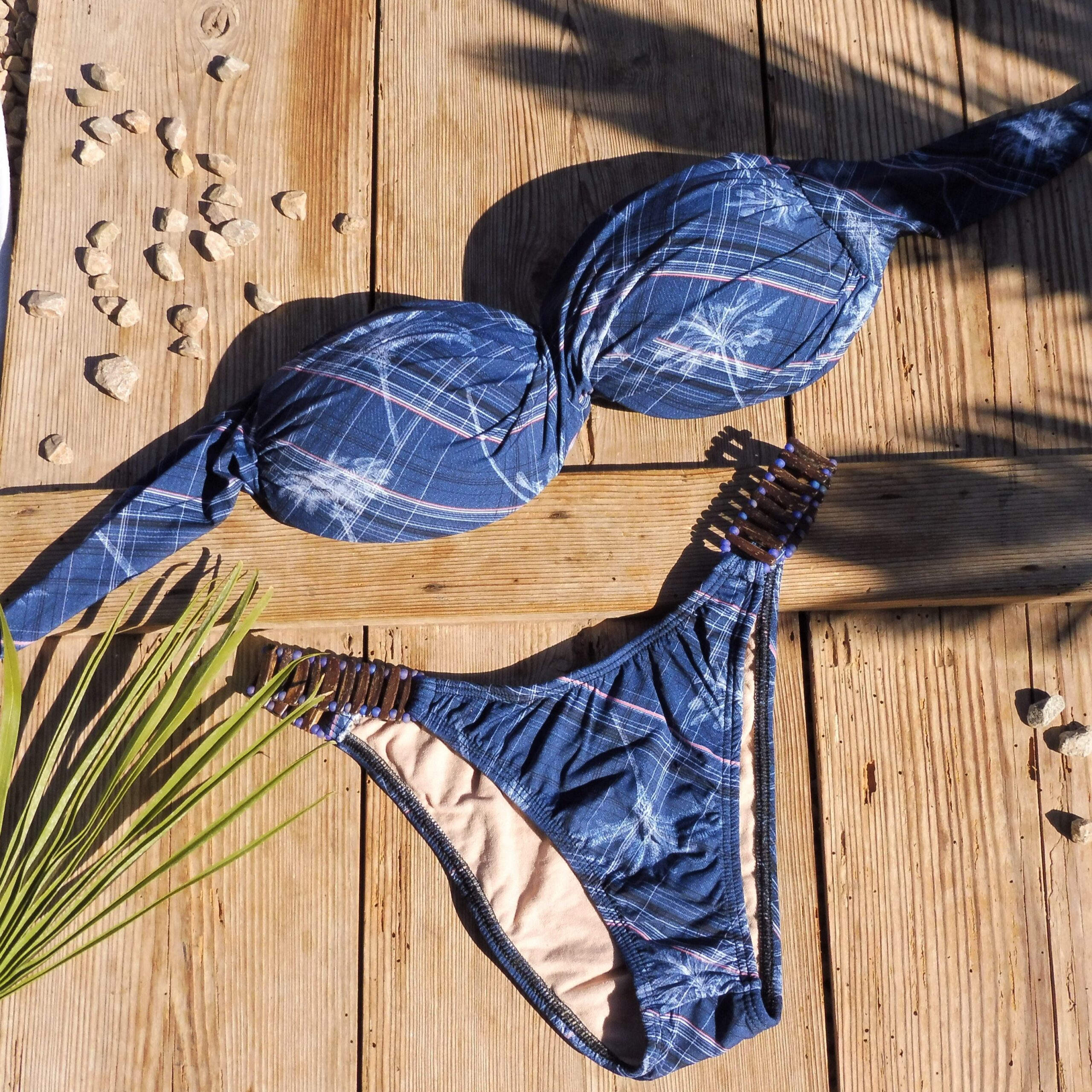 FISHKISS Palmera bikini with blue palm print in a detailed view